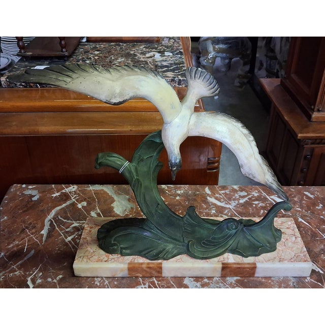 Art Deco Sculpture "Seagull in Flight" on a Wave – Patinated Spelter and Marble An elegant Art Deco sculpture depicting a...