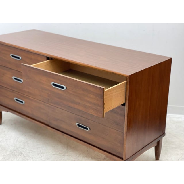 1970s Vintage Mid Century Modern Drexel Lowboy Dresser in Walnut Wood Tone With Dovetail Drawers and Original Hardware For Sale - Image 4 of 8