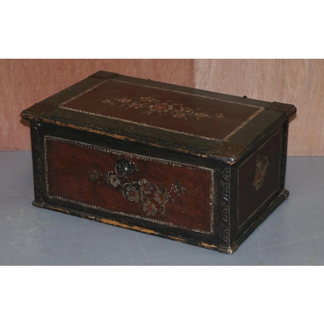 Portugese Hand-Painted Chest or Trunk for Linens Coffee Table, 1797 For Sale - Image 3 of 18