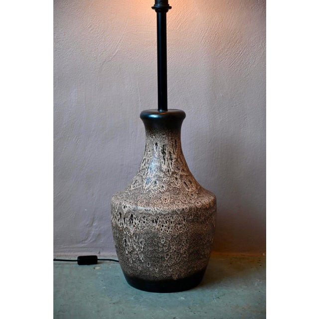 Large table lamp, reading lamp, or floor lamp from the 1960s. Glazed ceramic base or base. Height 52/86 cm, diameter 32...