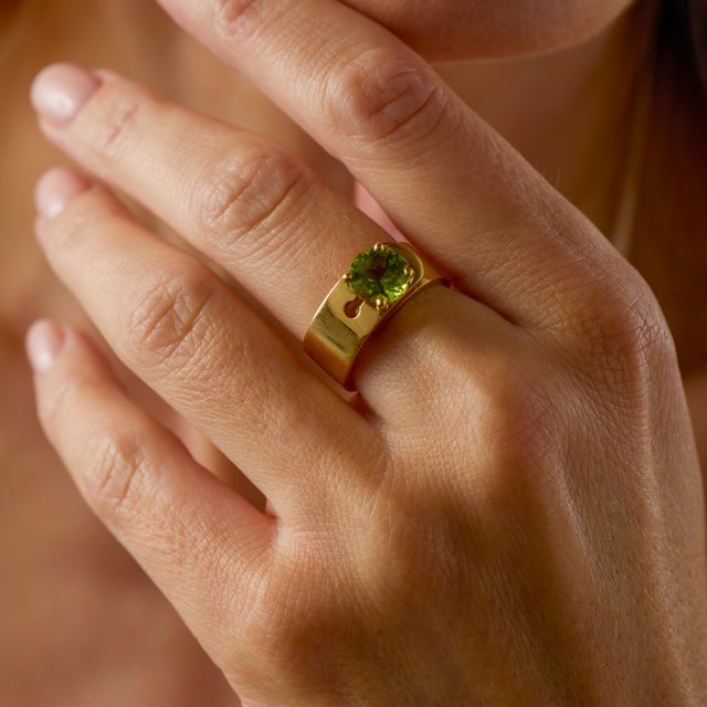 1990s 1990s Dinh Van French 1.85 Carat Peridot 18k Yellow Gold Buckle Ring, Size 6.75 For Sale - Image 5 of 7