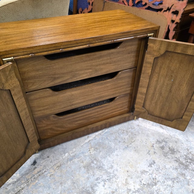 Pair of Mid 20th Century Weiman Faux Bamboo Burl Pagoda Vitrines on Matching Cabinets For Sale - Image 15 of 18