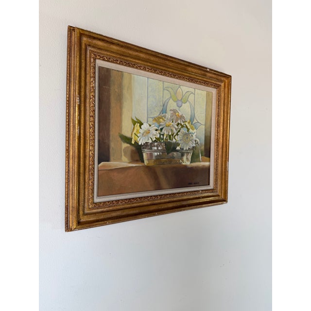 A charming 1970s original oil on canvas by Ardis Shanks featuring a beautiful still life of white daisies arranged in a...