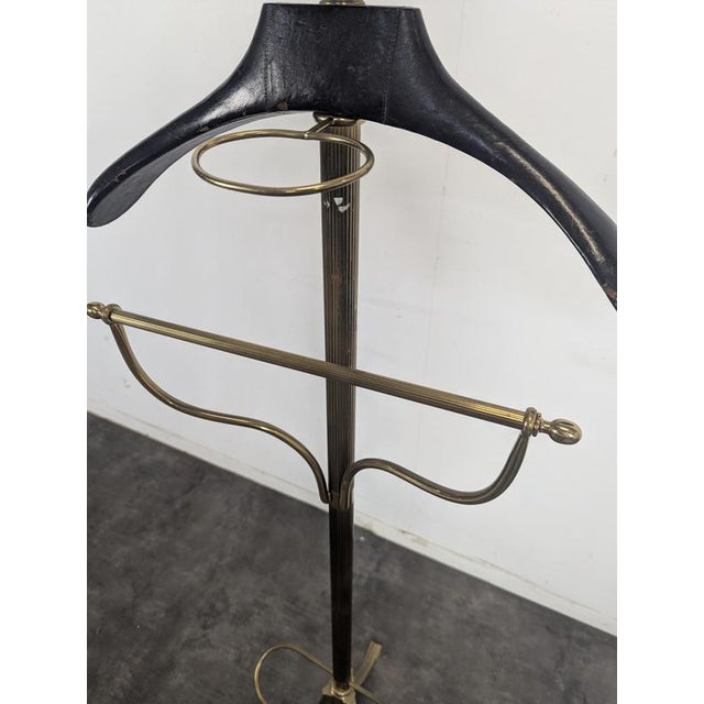 Neoclassical Valet Stand in Leather-Covered Brass For Sale - Image 4 of 6