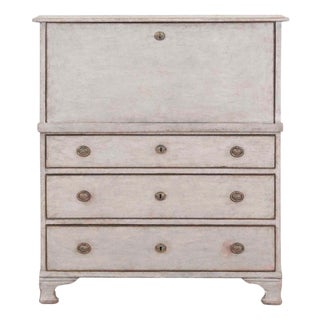 An antique Swedish bureau in antique white. For Sale