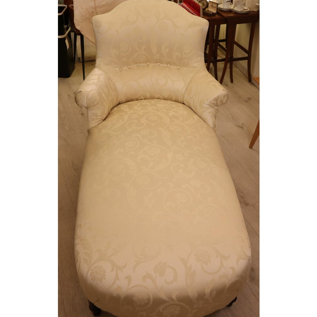 A beautiful chaise longue in the iconic Napoleon III style, a period in which, in addition to the Empire, the image and...