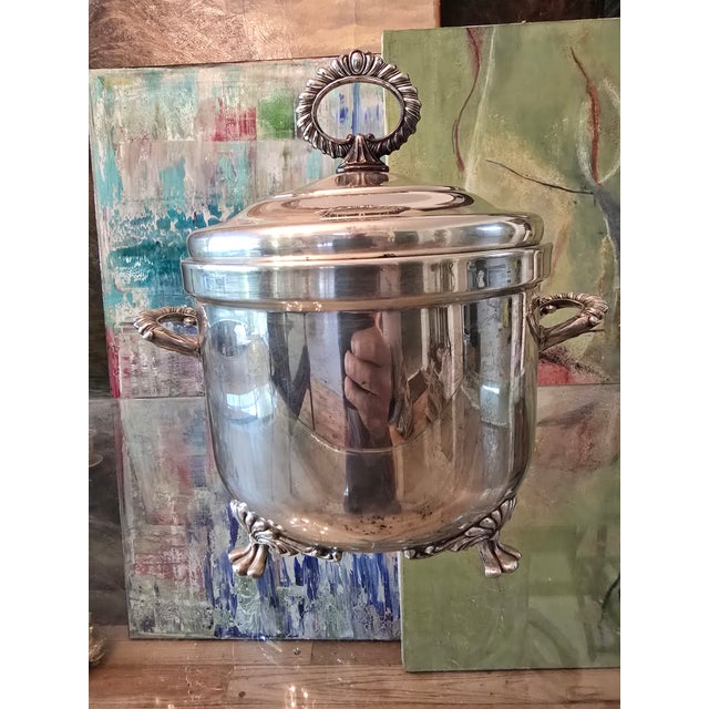 A superior vintage mid century modern silvered ice bucket barware in the style of christofle. Having it's original mercury...