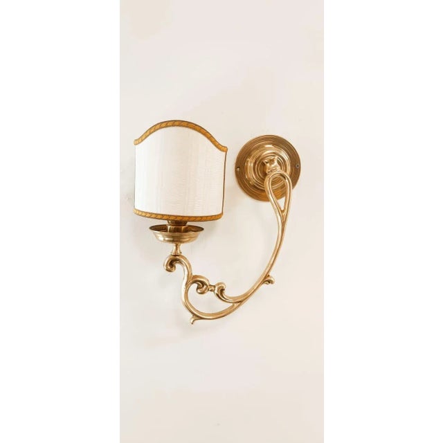 Mid-Century Modern Crushed Right Brass Wall Light with Fan For Sale - Image 3 of 10