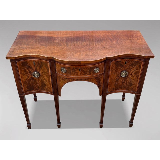 Very Elegant Late 18th Century George III Mahogany & Marquetry Serpentine Sideboard An exceptionally elegant late 18th...