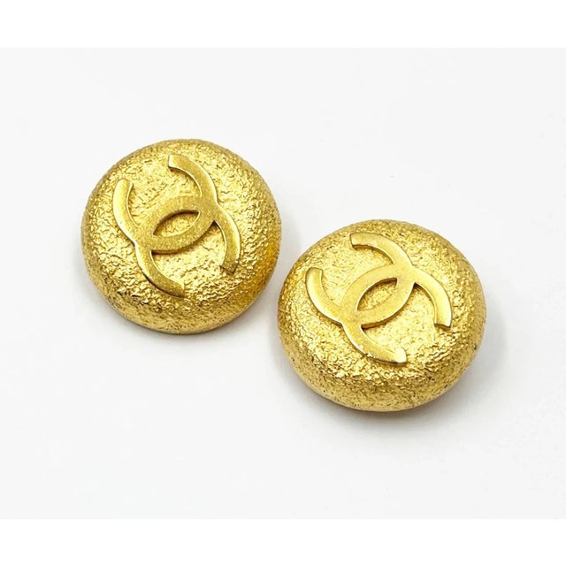 Chanel Vintage Gold Plated CC Matte Texture Large Clip on Earrings *Marked 95 *Made in France -Approximately 0.9″ x 0.9″...