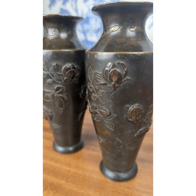 Meiji Japanese Bronze Vases with Bas-Relief of Birds, 1880, Set of 2 For Sale - Image 3 of 12