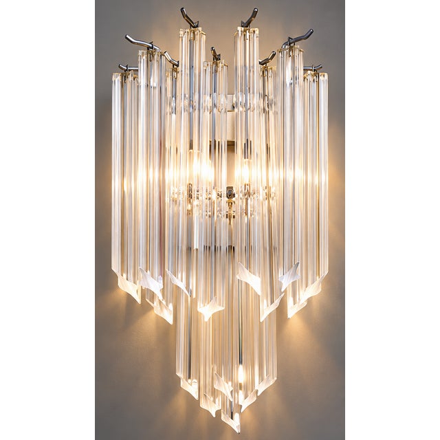 Elegant wall lamp from Italy in the 1960s in the Venini style, with 17 transparent Murano glass elements, uses two E14...