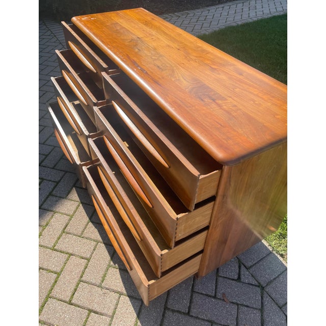 1950s Vintage Mid-Century Modern Bissman Walnut Dresser For Sale - Image 4 of 12