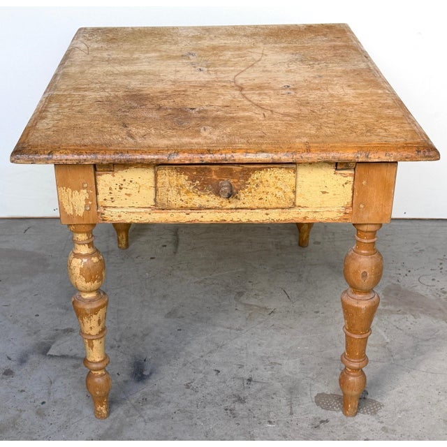 19th-Century American Pine Farm Table with Original Surface and Leaf-Support Pegs A character-rich mid-19th-century...