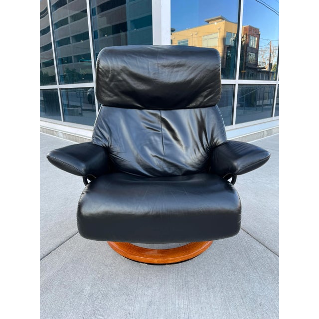 Stressless Reno chair size large in black Paloma leather with classic teak base, manufactured in Norway by Ekornes ASA,...