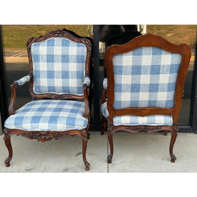 Late 19th Century Antique French Louis XV Style Walnut Bergere Chairs in Blue & White - Pair For Sale - Image 5 of 13