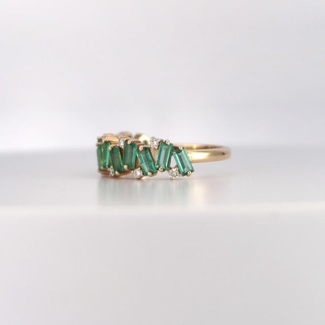 Modern Zig Zag Yellow Gold Natural Diamond & Emerald Ring For Sale - Image 3 of 14