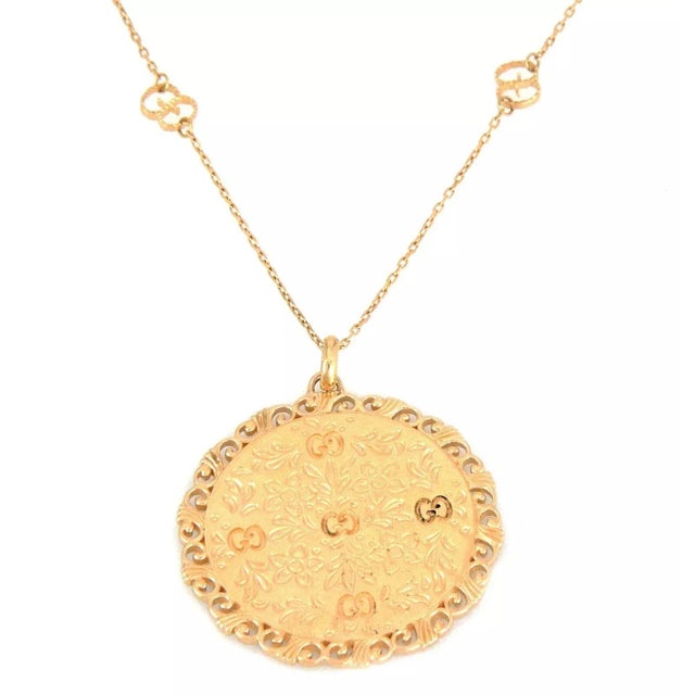 Contemporary Gucci Bloom Enamel 18k Yellow Gold Floral Medallion Pendant Logo For Sale - Image 3 of 8