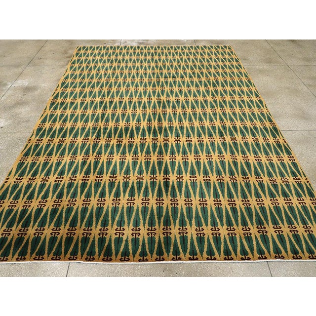 Galerie Shabab Collection Mid-20th Century Handmade Turkish Art Deco Room Size Carpet in Green and Gold For Sale - Image 4 of 10