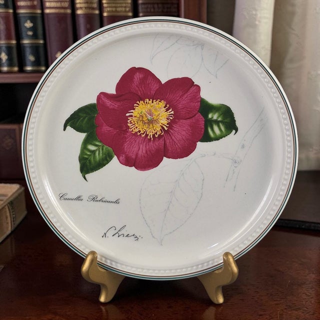 This collectable Villeroy & Boch magenta pink Camelia wall plate from 1996 is a beautiful addition to any home décor. Made...