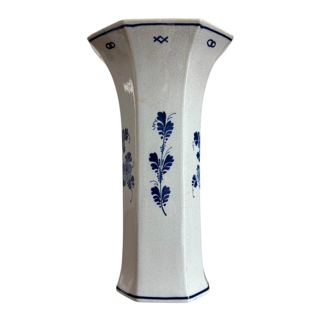 French Provincial Antique Royal Delft (1908) Hand Painted Romantic Scene Blue White Beaker Vase For Sale - Image 3 of 9