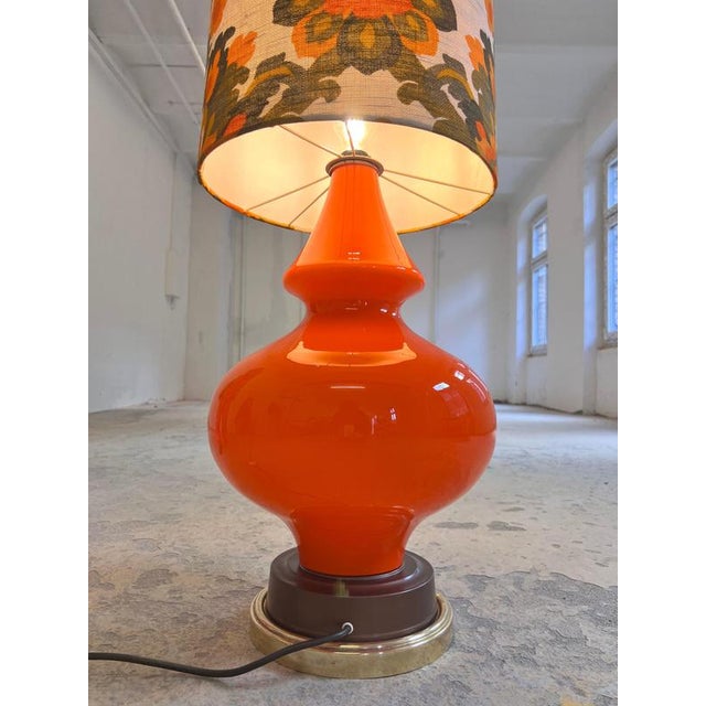 This floor lamp is a luminous statement of the Space Age, perfectly capturing the unmistakable charm of the 70s. The...