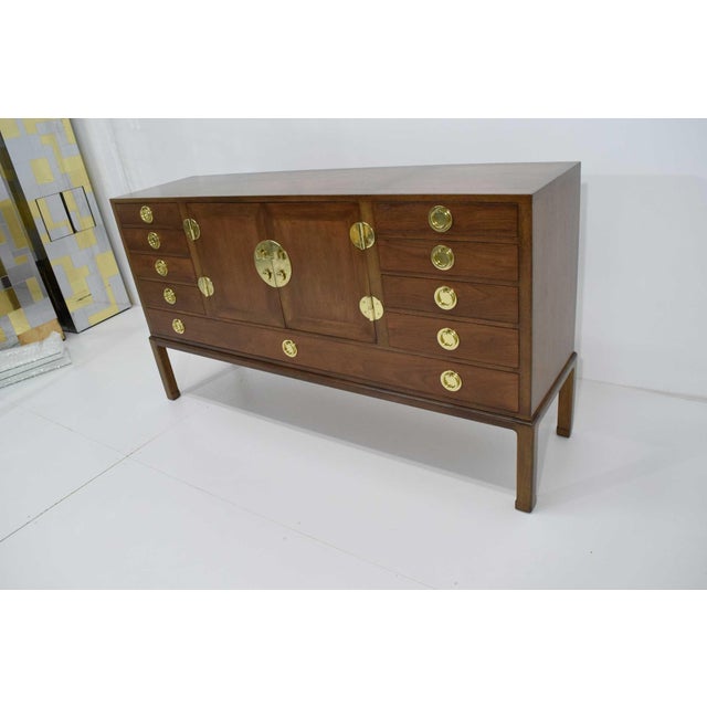 This beautiful sideboard cabinet designed by Edward Wormley for Dunbar epitomizes mid-century elegance, crafted from...