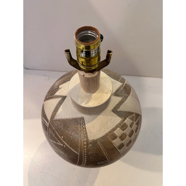 1970s Mid-Century Modern Ceramic Geometric Carved Lamp Base For Sale In Miami - Image 6 of 9