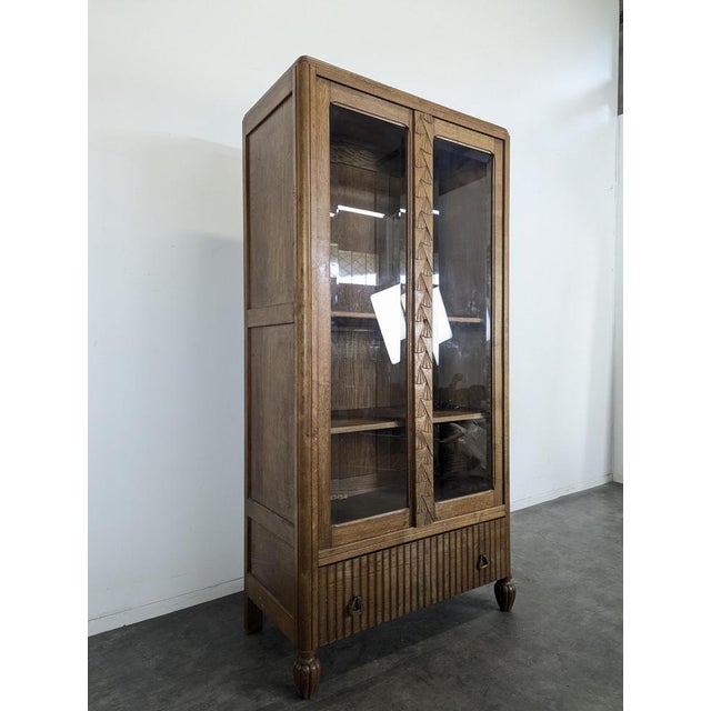 Art Deco Style Oak Display Cabinet, in Very Good conditions.