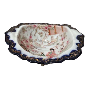 Early 20th Century Japanese Meiji Period Porcelain Scalloped Footed Bowl