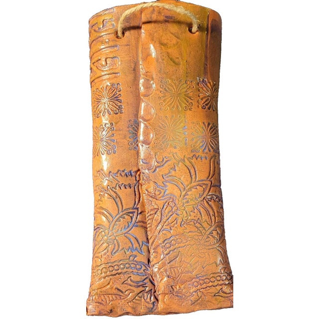 Handmade Ceramic Wall Pocket Vase Embossed Floral Design Glossy 9"x4" VTG 1970-1990s Features: * Handmade ceramic wall...