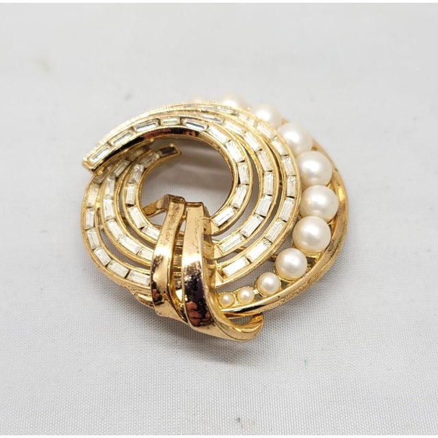 1960s Vintage Signed Crown Trifari Goldtone Faux-Pearl & Clear Rhinestone Baguette Circle Brooch For Sale - Image 5 of 6