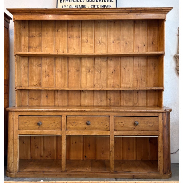 Wonderful large 19th century English pine country dresser. The dresser/cupboard is surmounted by an oversized plate rack...