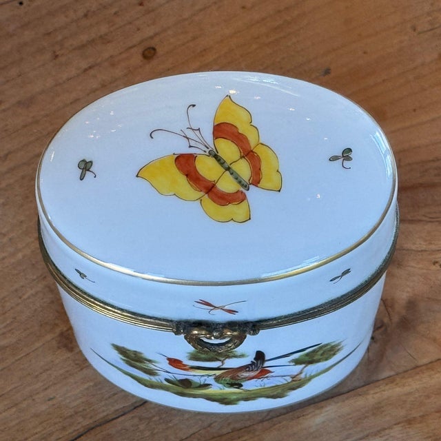 French Vintage Sèvres Porcelain Oval Box With Painted Birds and Butterfly For Sale - Image 3 of 6