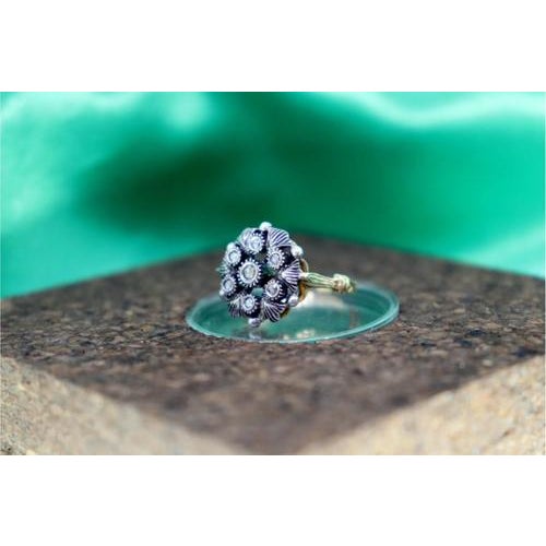 Gold Gold and Silver Ring with Inlaid Zirconias and Flower-Shaped Reliefs For Sale - Image 8 of 10