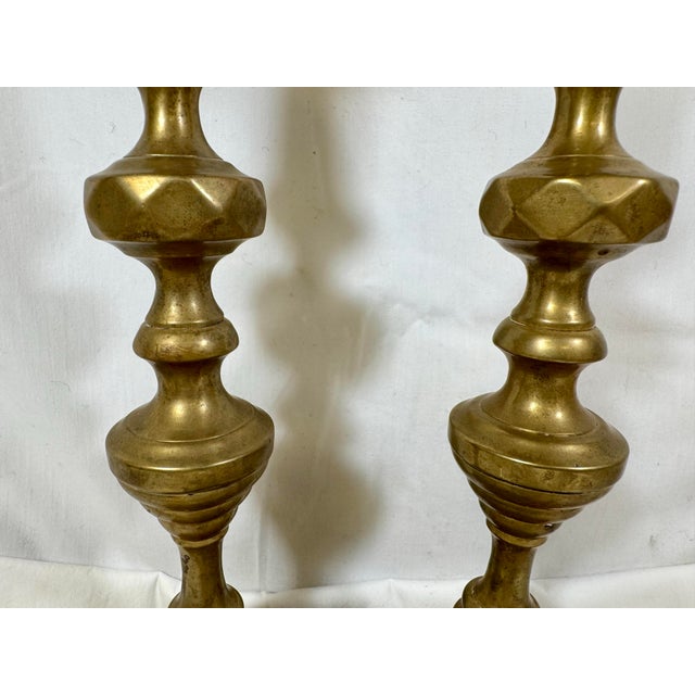 American Antique Pair of 19th Century Square Based Push-Up Brass Candlesticks From England For Sale - Image 3 of 12