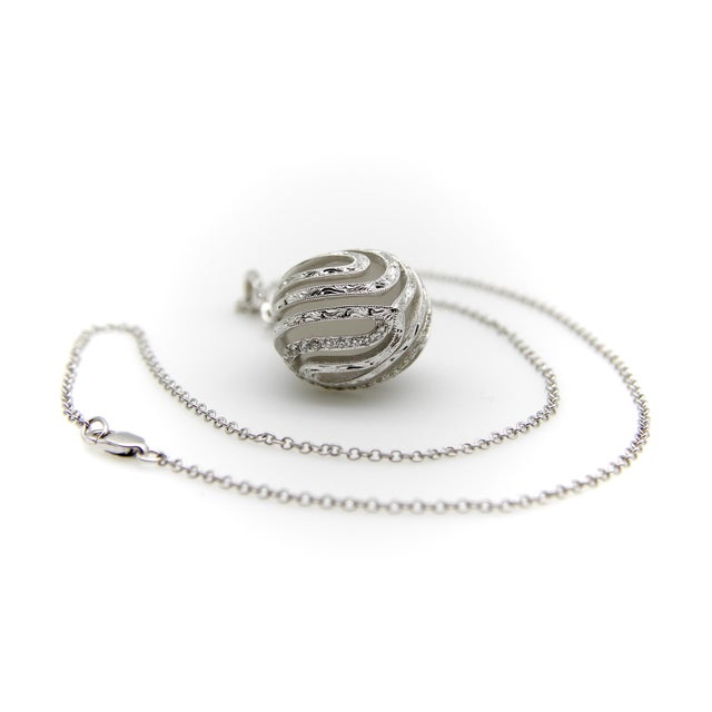 1990s 18k White Gold Diamond Drop Rock Crystal Necklace With Hand Engraved Cage Setting For Sale - Image 4 of 7