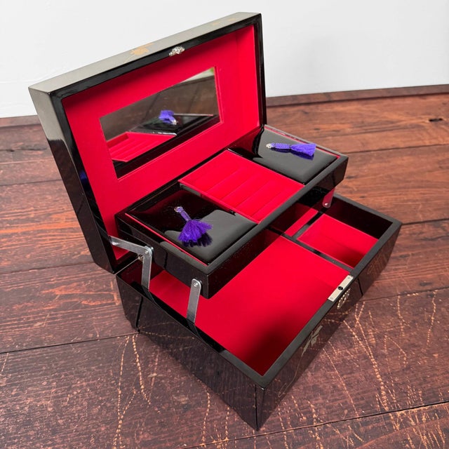 An elegant Japanese jewellery box with glossy black lacquer and a musical mechanism. Dimensions: height 13 cm, width 21...