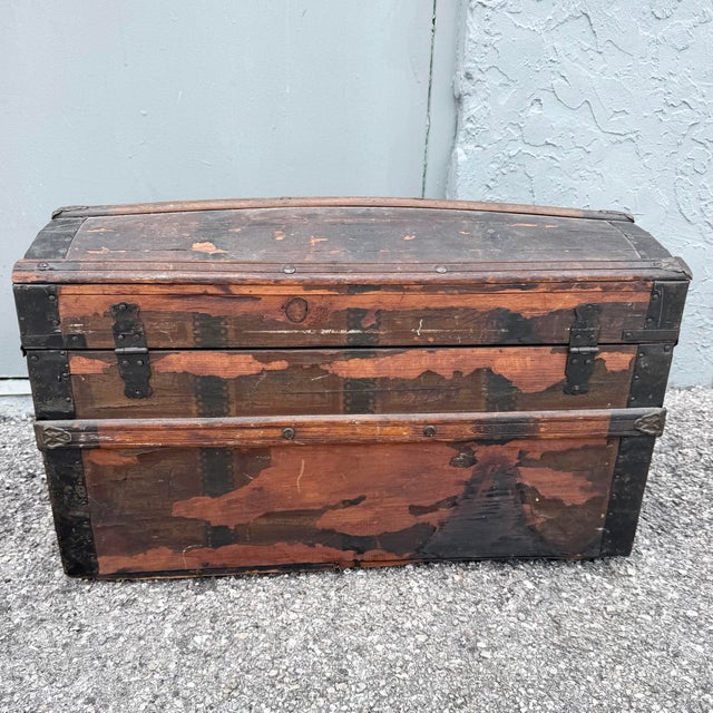 Late 19th Century SHR Trade Co Wooden Barrel-Top Steamer Trunk For Sale In West Palm - Image 6 of 9