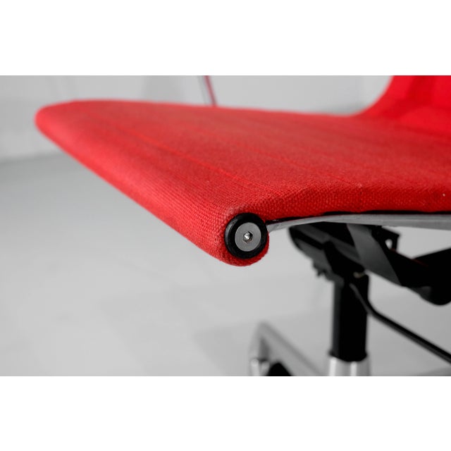 Red EA 117 Chairs by Charles Ray Eames for ICF Usa, 1980s, Set of 2 For Sale - Image 8 of 16