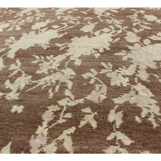 1940s Mocha Vintage Turkish Oushak Rug With Free-Flowing Green & Cream Flower Blossoms For Sale - Image 5 of 7