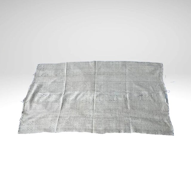 Early 20th Century White and Black Mudcloth Textile Mali 64 x 40 For Sale - Image 4 of 10