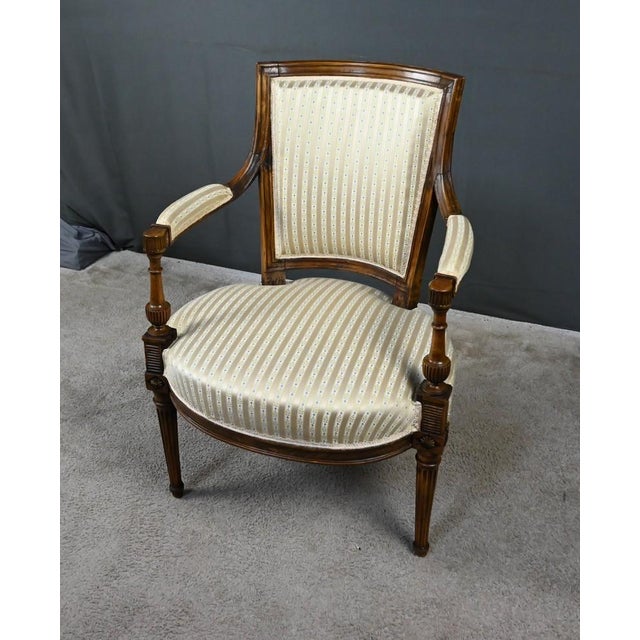 Louis XVI Cabriolet Chair in Beechwood, 1700s For Sale - Image 5 of 18