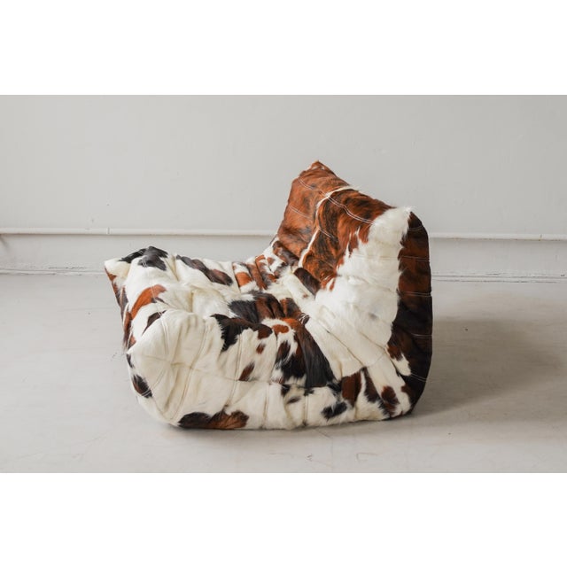 This Togo has been reupholstered with new foam and high-quality new fabric, keeping its inner structure, giving the item...