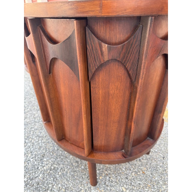 Wood Mid 20th Century Kent-Coffey Perspecta Walnut Nightstands With Sculpted Arched Fronts, Attributed For Sale - Image 7 of 11