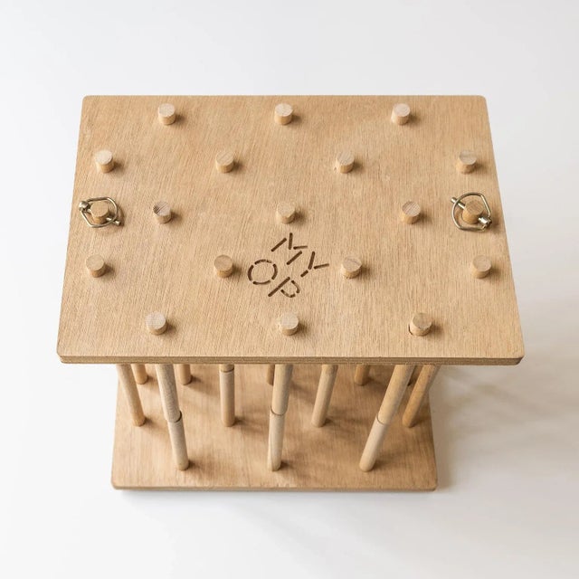 Spill&nbsp;is a wine holder. Spill&nbsp;is two mirror elements, two walls of pins overlapped and embedded in a dynamic...