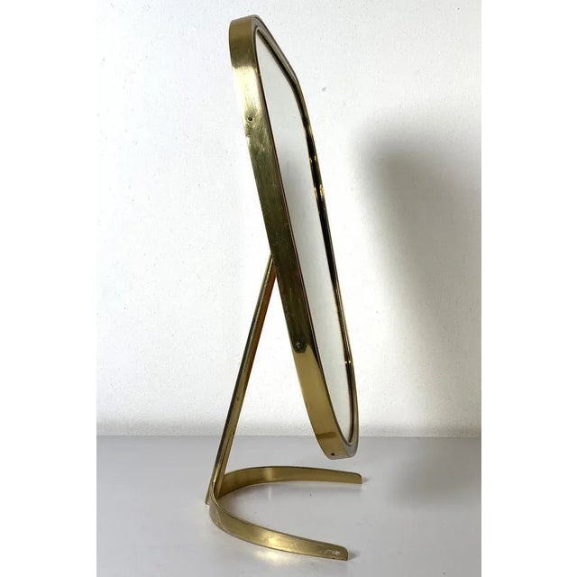 Beautiful table mirror with a brass frame and pedestal from the Vereinigte Werkstätten. In good vintage condition....