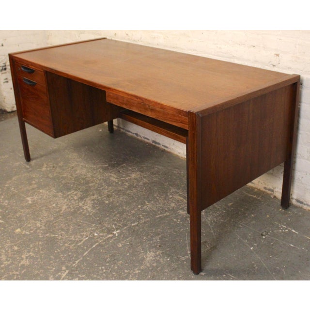 Vintage Mid-Century Walnut Executive Desk by Jens Risom For Sale In New York - Image 6 of 12