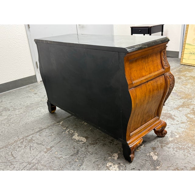 French Provincial Faux Stone Bombe Chest, Late 20th Century For Sale In San Francisco - Image 6 of 12