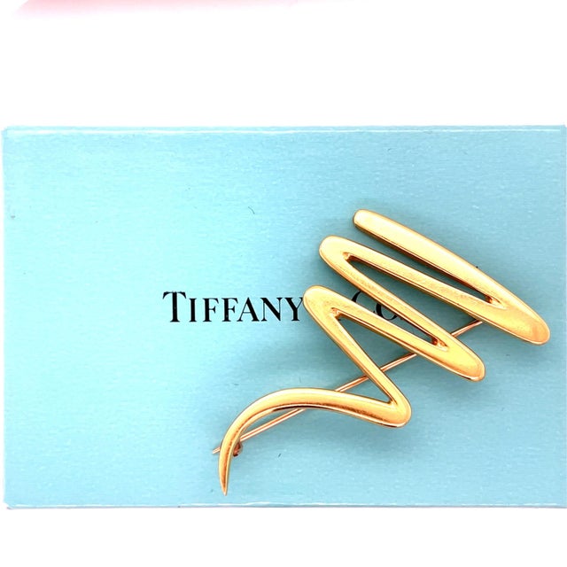 This classic brooch designed by Paloma Picasso for Tiffany and Co. features a fun zig zag shape with a high polished gold...